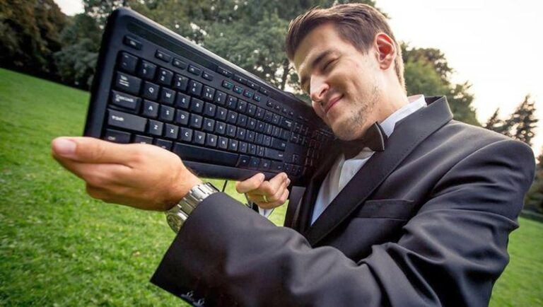 Ile naprawdę zarabia youtuber Izak? Oto niespodziewane fakty!