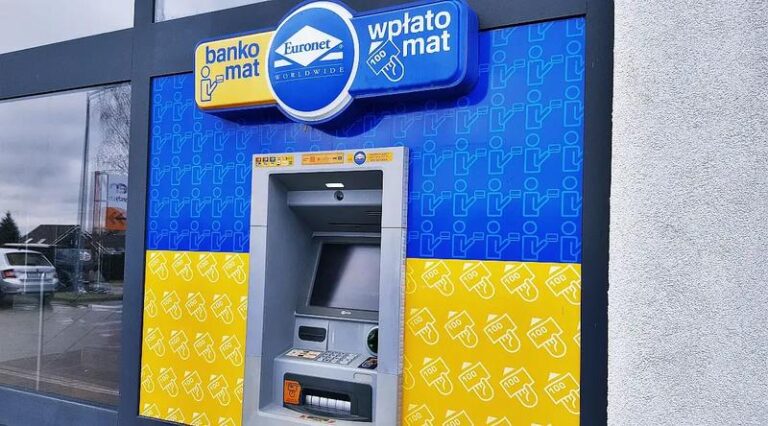 Prosty przewodnik: Jak wpłacać pieniądze w wpłatomacie?