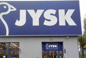 Zarobki sprzedawcy w Jysk – co warto wiedzieć?