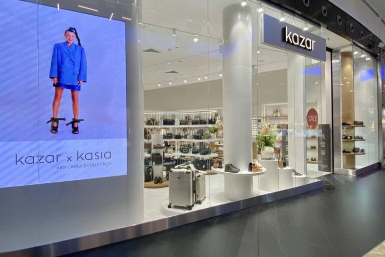 Ile naprawdę zarabia kierownik salonu Kazar? Poznaj kulisy wynagrodzeń w branży modowej!