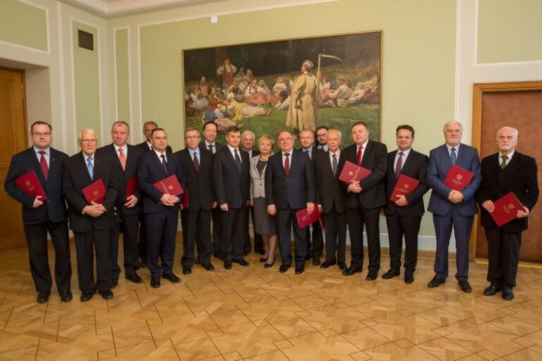 Jakie wynagrodzenie otrzymuje sędzia trybunału stanu? Oto szczegóły!