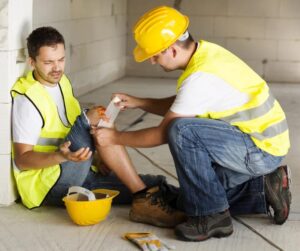 Kto może skorzystać z ubezpieczenia wypadkowego? Zasady i przepisy dla wszystkich zainteresowanych