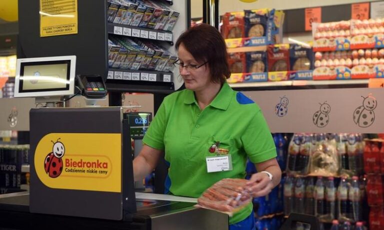 Zarobki kasjera w kasynie – co warto wiedzieć?