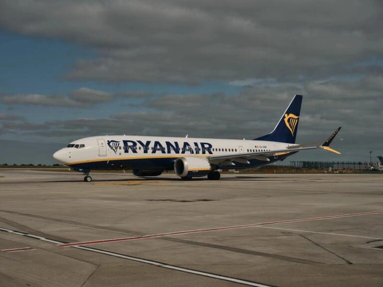 Ile naprawdę zarabia stewardessa w Ryanairze? Zaskakujące fakty!
