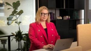 Sekretarka w zakładzie karnym – ile naprawdę można zarobić?