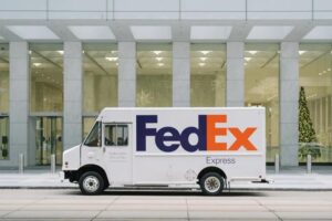 Czy kurier FedEx ma możliwość przywożenia pieniędzy? Sprawdź, jak to działa!