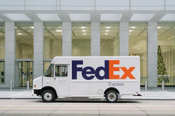 Czy kurier FedEx ma możliwość przywożenia pieniędzy? Sprawdź, jak to działa!