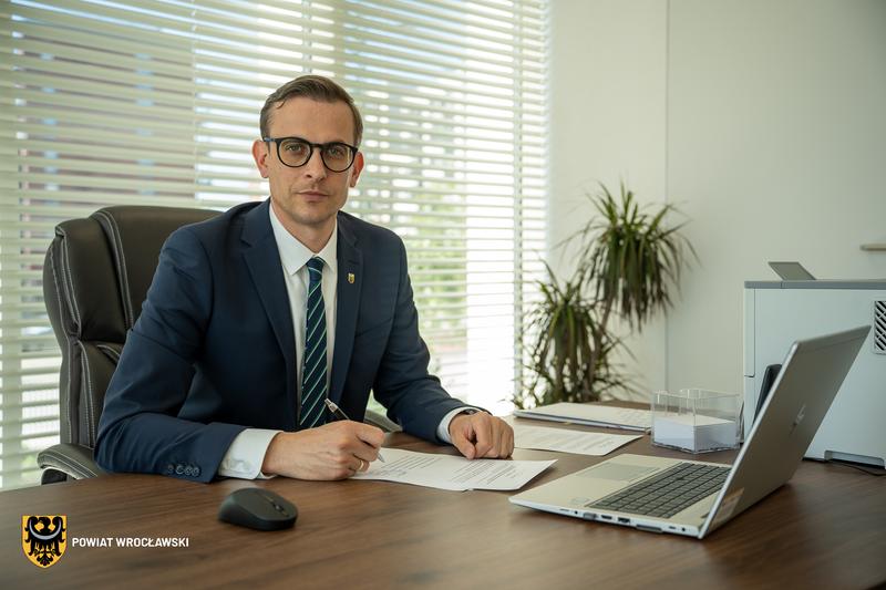 Czym kieruje się wicestarosta powiatu w swojej pensji? Ile naprawdę zarabia?