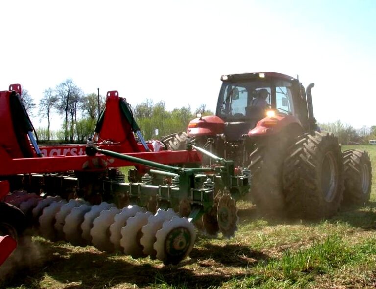 Jak kształtują się zarobki traktorzystów na godzinę w 2026 roku?