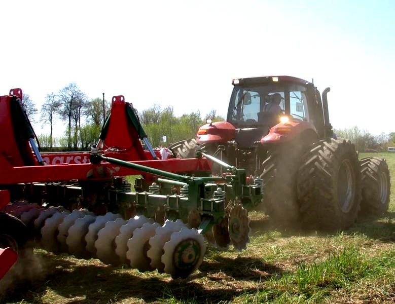 Jak kształtują się zarobki traktorzystów na godzinę w 2026 roku?